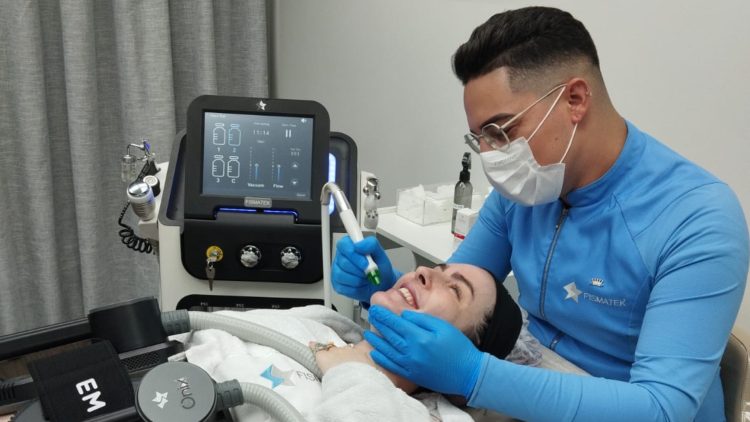 Celebridades Testam Novas Tecnologias Para Reduzir Gordura Localizada E Ter Pele De Renovada Em Alguns Minutos