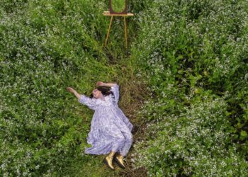 “Aroeira em Aruanda”: Sylvestra Bianchi canta sobre a força da arte em letra psicografada 