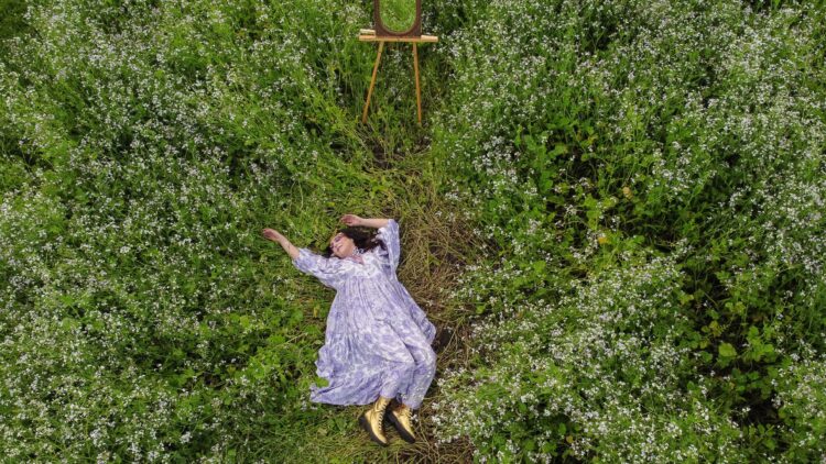 “Aroeira em Aruanda”: Sylvestra Bianchi canta sobre a força da arte em letra psicografada 