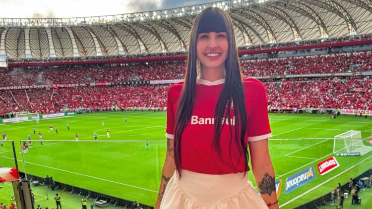 Ale Gaúcha Conquista Torcedores Ao Viralizar Com Seu “Manto Sagrado”, Uma Calcinha Do Inter, E Comemora O Título Gaúcho No Beira-Rio