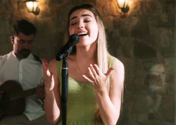 Esther Durán inicia carreira promissora na música gospel