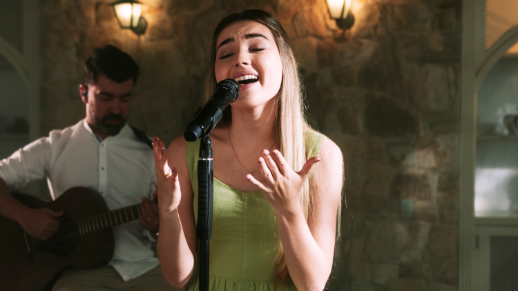 Esther Durán inicia carreira promissora na música gospel