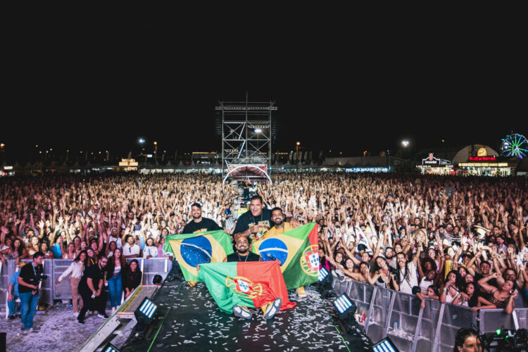 PAGODE INTERNACIONAL: Menos é Mais faz mais de 20 mil pessoas cantarem em coro na final da EXPOFACIC em Portugal