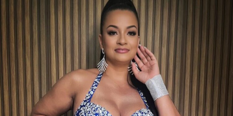 Carmen Reis inspira o público em palestra sobre desenvolvimento pessoal e empoderamento feminino