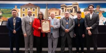 Curitiba destaca a Jethro International: Vereador Sidnei Toaldo entrega homenagem oficial em sessão solene, recebida pela diretora de expansão internacional Elisângela Dias