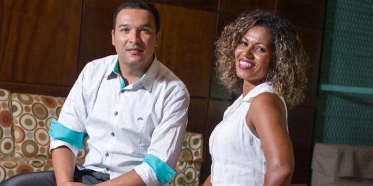 Primeira morena do É o Tchan prestes a completar 55 anos de idade