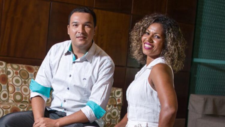 Primeira morena do É o Tchan prestes a completar 55 anos de idade