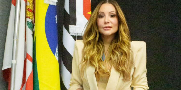 Advogada e mentora Dra Fernanda Fernandes é condecorada com o  “Colar Oficial da Paz de honra ao Mérito “