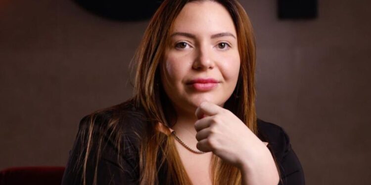 “Quando a mente está exausta, o corpo entra em modo de sobrevivência. O prazer deixa de ser prioridade”, explica a sexóloga Stephanie Seitz