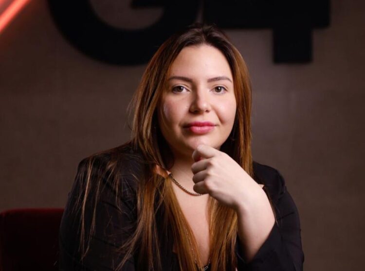 “Quando a mente está exausta, o corpo entra em modo de sobrevivência. O prazer deixa de ser prioridade”, explica a sexóloga Stephanie Seitz