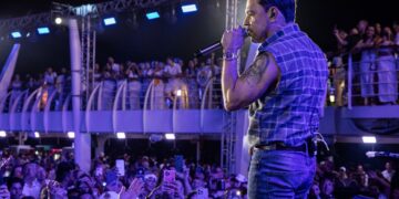 Com chegada triunfal em modelo exclusivo Cybertruck, Zezé Di Camargo deu início à segunda edição do Navio do Zezé