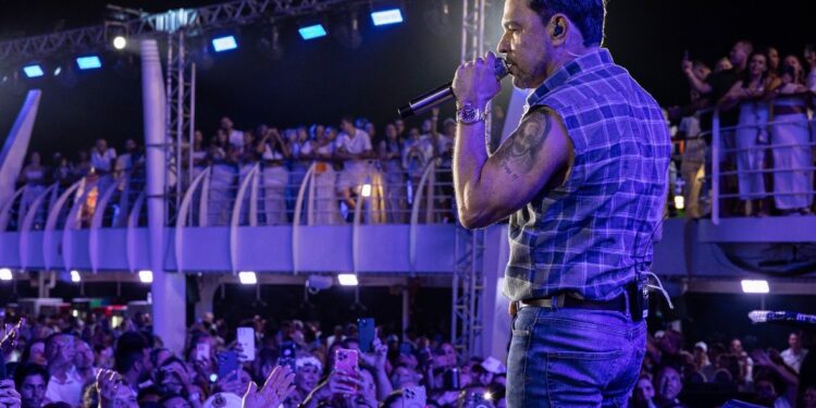 Com chegada triunfal em modelo exclusivo Cybertruck, Zezé Di Camargo deu início à segunda edição do Navio do Zezé