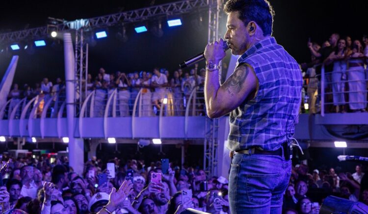 Com chegada triunfal em modelo exclusivo Cybertruck, Zezé Di Camargo deu início à segunda edição do Navio do Zezé