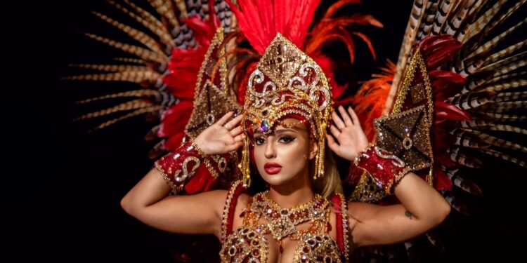 Sarah Estanislau Emociona Como Madrinha Do GRES Consulado No Jubileu De Ouro E Brilha Sob Chuva Na Avenida